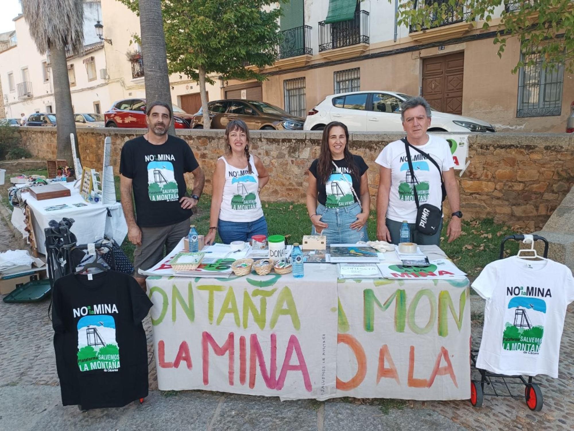 Mesa informativa Salvemos la Montaña